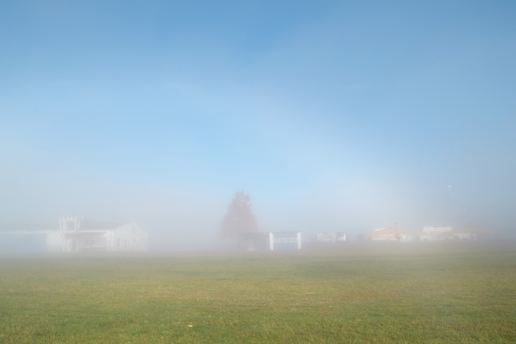 Der Flugplatz liegt in den Wolken.
