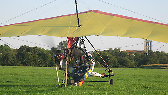 Motordrachen Minimum Mini 2 rollt mit einem Fluggast auf dem Flugplatz Hamm